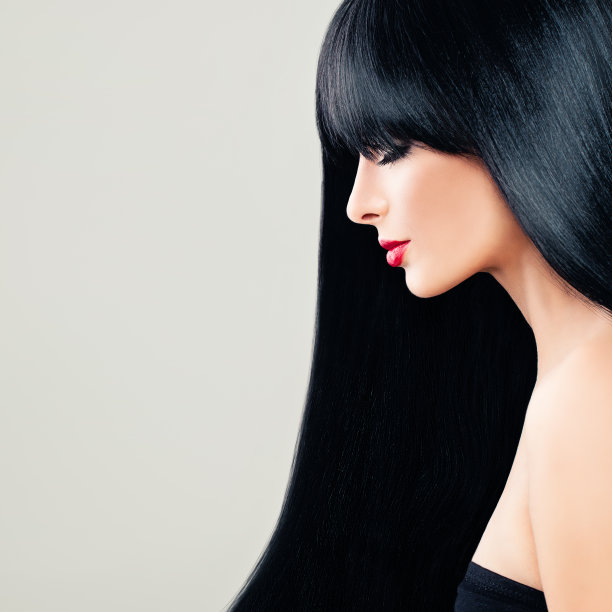 美丽的黑发女人长健康的头发。美容院和理发店背景图片下载