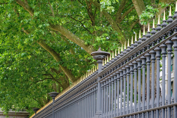 英国伦敦维多利亚时代的熟铁栅栏图片下载