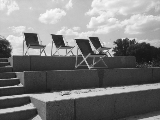 四张黑色复古躺椅排成一排图片下载