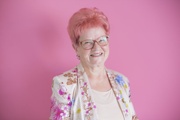 微笑着高级的女人图片下载