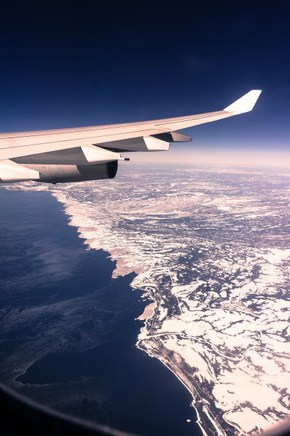 在冰面上飞行图片下载