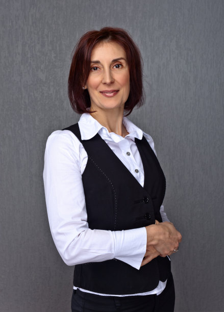 穿着黑背心的女人图片下载