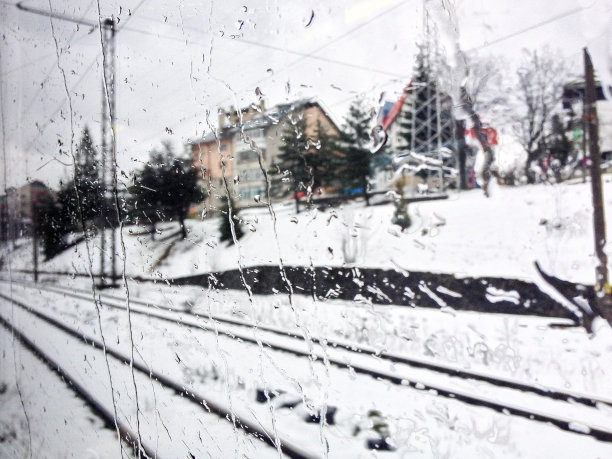 罗马尼亚火车上的冬季景色图片下载