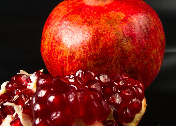 黑背景下的石榴图片下载