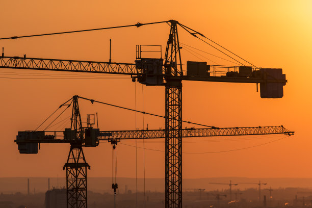 起重机在城市风景日落图片下载