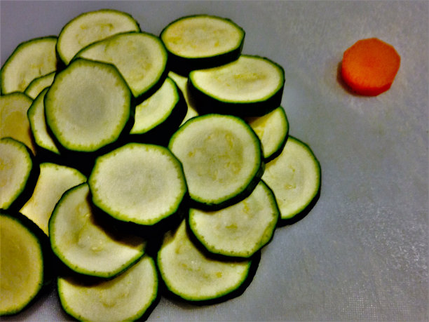 从人群中脱颖而出图片下载