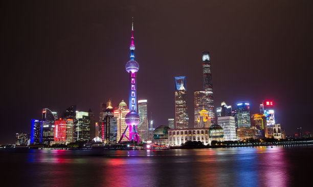 一个城市的河滨夜景图片下载