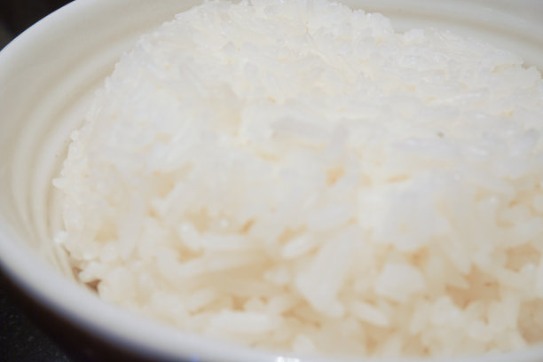 白米饭放在白色瓷碗上的特写镜头图片下载