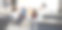 女学生在科学课上展示项目素材图片