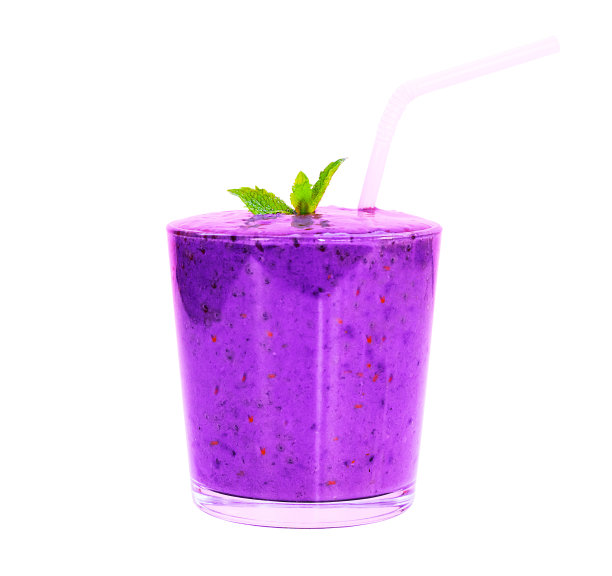 混合蓝莓、香蕉、薄荷和牛奶的冰沙。平的。图片下载