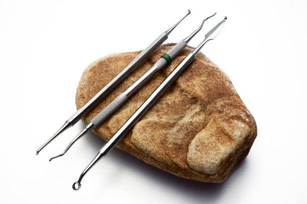 石头上的牙科工具。概念龋齿图片下载