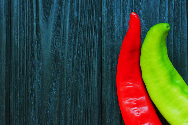 木制背景上的辣椒图片下载