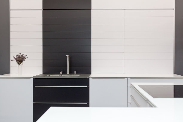 新的现代黑色和白色厨房与铬水龙头和矩形设计师厨房水槽图片下载