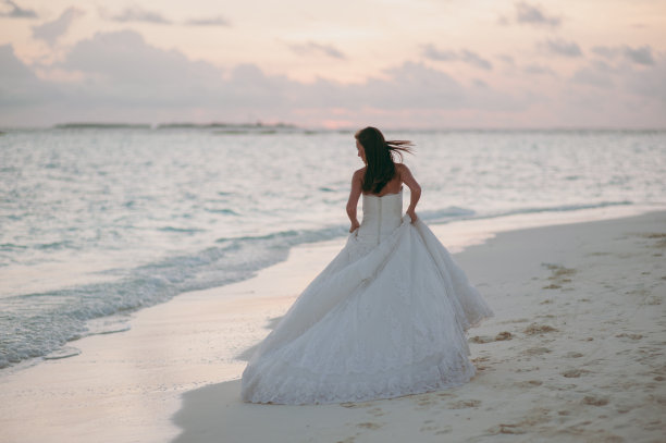 岛上海滩上美丽的新娘图片下载