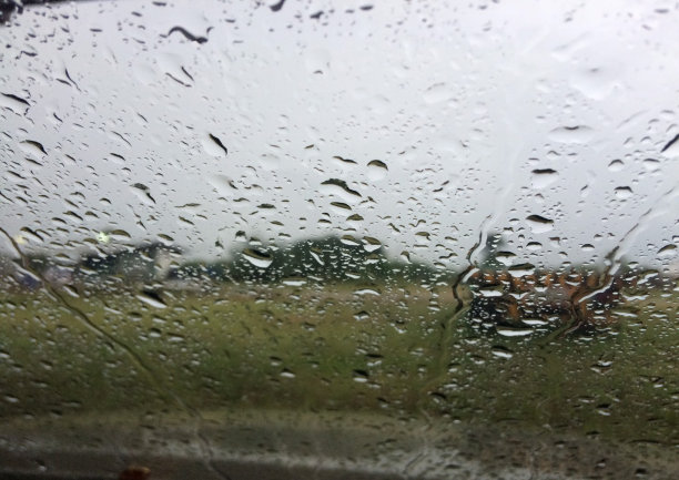 雨从外面落下玻璃雨图片下载