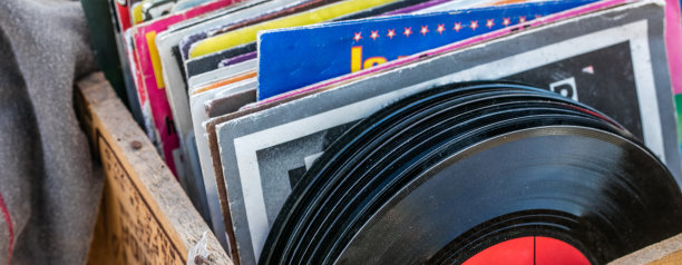 车库出售展示的黑胶唱片和黑胶唱片为音乐收藏家素材图片