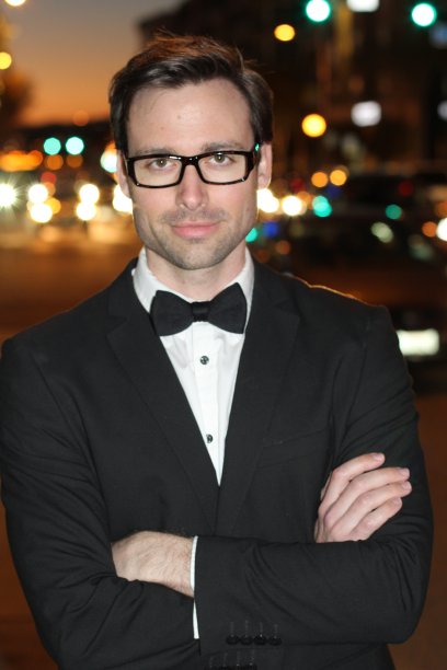 性感的男人在燕尾服和领结摆姿势图片下载