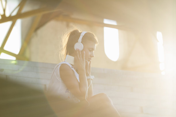 健身的女孩放松图片下载