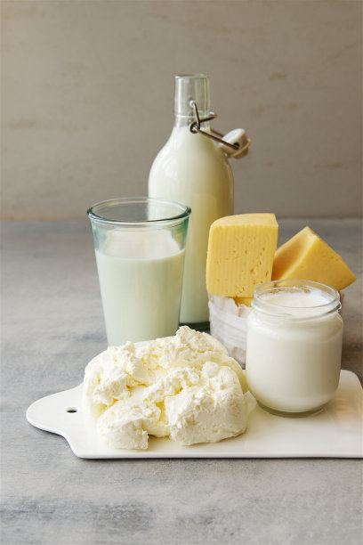 奶制品在灰色的光背景图片下载