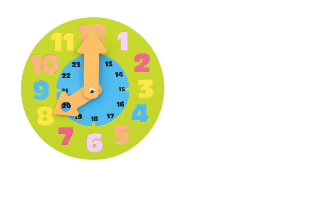 8点钟圆形玩具钟孤立在白色背景与复制空间。图片下载