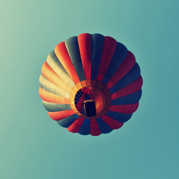 彩色的热气球在夕阳中飞翔。自然的彩色背景与天空。图片下载