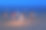 朋友们在海滩上举着火把跳舞庆祝图片下载