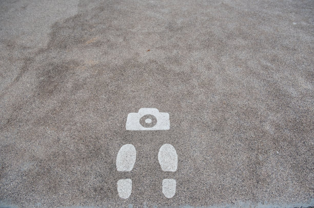 地板上刷着白漆，马克站着拍照图片下载