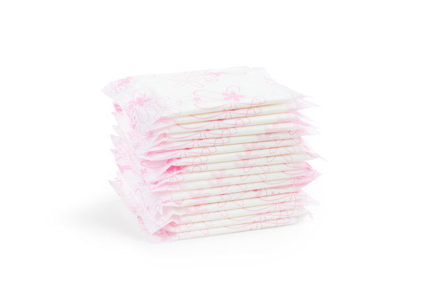 卫生巾堆放在女性或女性经期使用的日子里，在白色的背景上(包括剪报路径)，女性保健理念图片下载