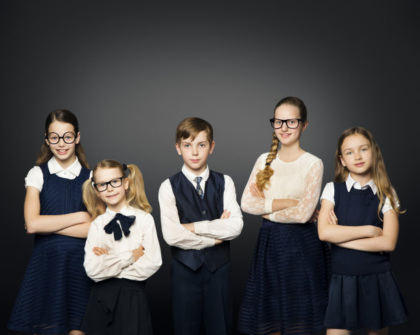 学校儿童组，女孩和男孩学生在黑色背景下穿制服图片下载