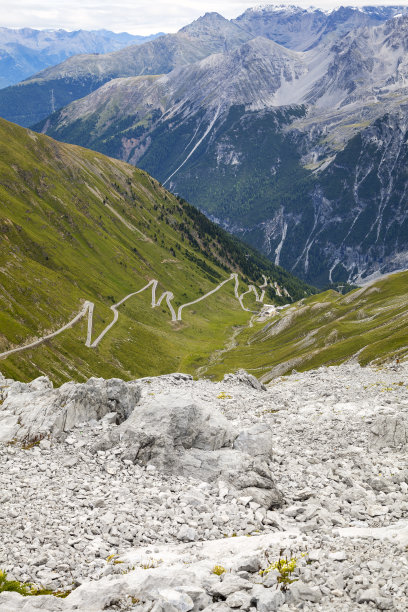 斯特尔维奥路转弯。彩色图像图片下载