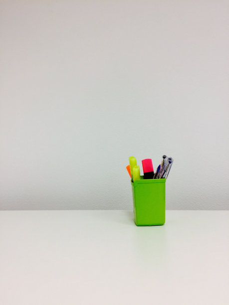 绿色容器中的颜色、荧光笔和钢笔-背景-纹理(意大利佩萨罗)图片下载