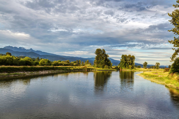 日落时分的河流图片下载