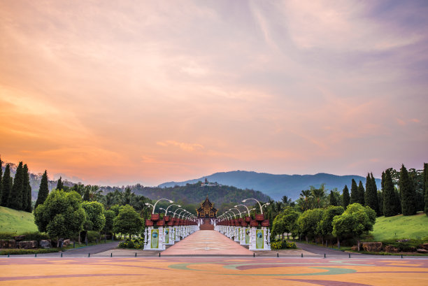 晚上，泰国清迈皇家拉贾帕克皇家馆(Ho Kam Luang)图片下载