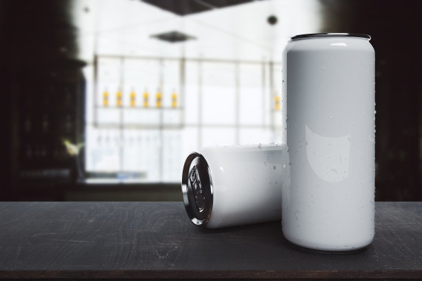 模糊背景上的空啤酒罐图片下载