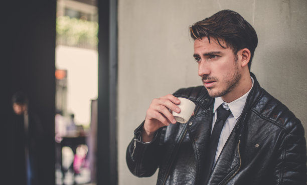 在咖啡馆喝咖啡的男人图片下载
