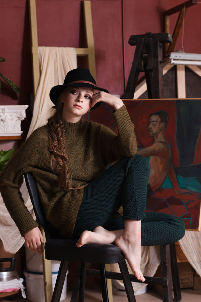 美丽优雅的时尚女孩在一个艺术的内部图片下载