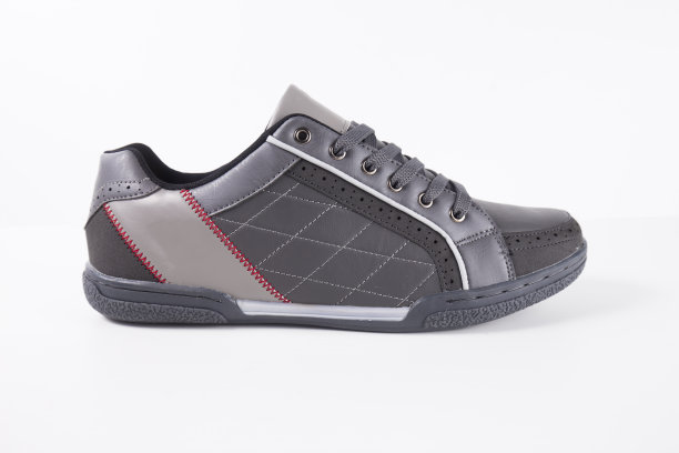 白色背景上的灰色足球运动鞋。图片下载