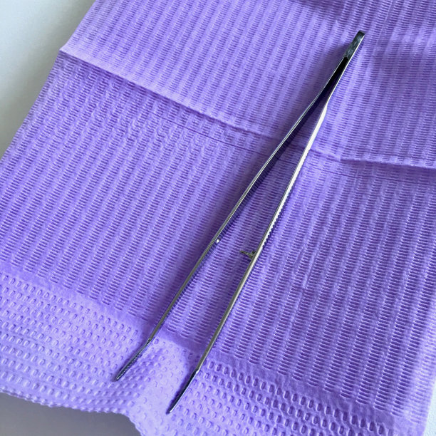 粉色纸上的牙医工具图片下载