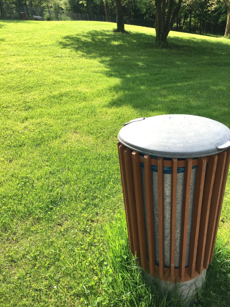 草地上的垃圾桶图片下载