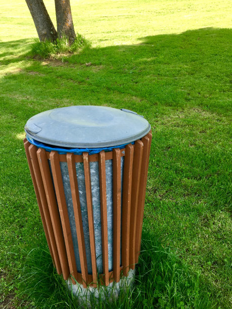 草地上的垃圾桶图片下载