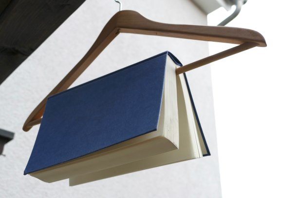 书挂在衣架上，正在晾干图片下载