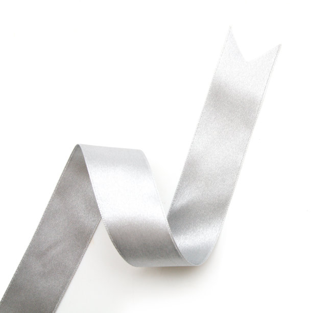 银色丝带蝴蝶结在明亮的银白色灰色孤立在白色背景图片下载