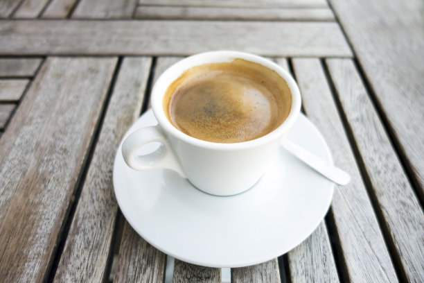 高角度的咖啡服务在木桌上图片下载