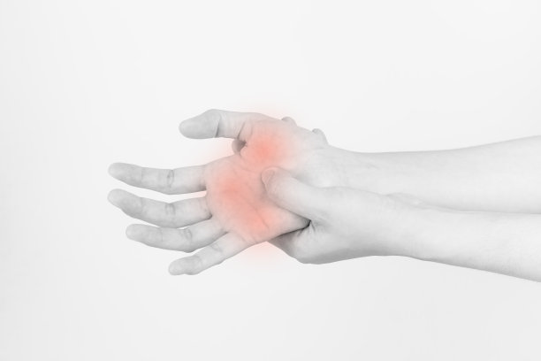 那个女孩的手很痛，因为工作导致腕管综合症图片下载