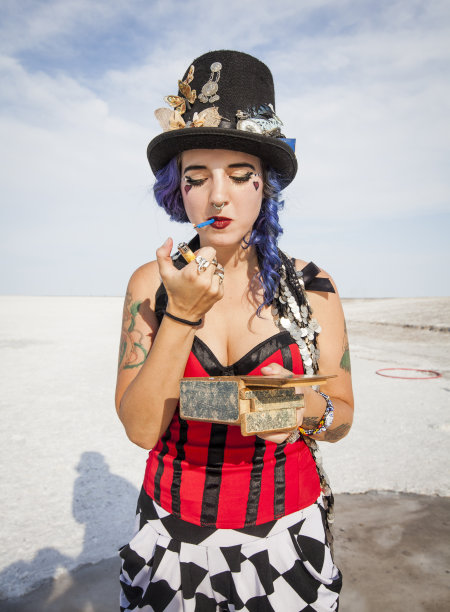 女马戏团小丑抽蜡烛图片下载