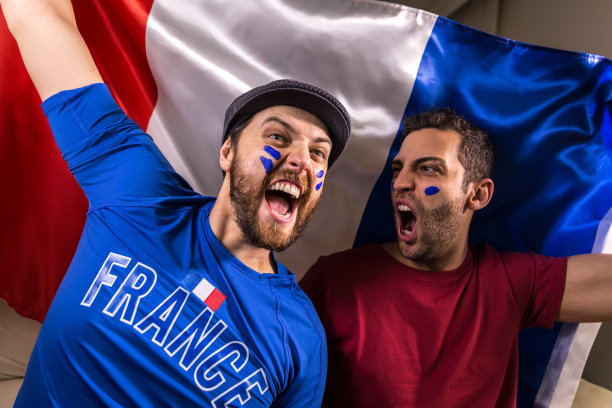 法国球迷举着国旗素材图片