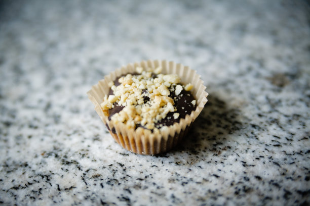 大理石厨房柜台上放着一个自制的花生酱杯图片下载