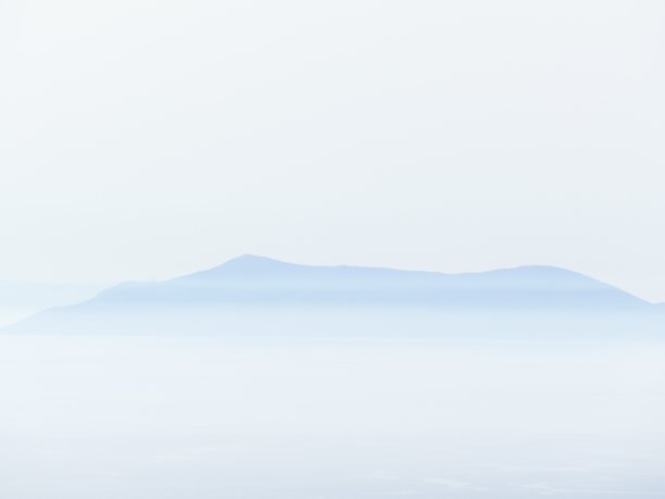 地球从白色中浮现图片下载