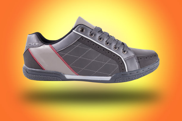 男性灰色运动鞋黄色背景，孤立的产品。图片下载