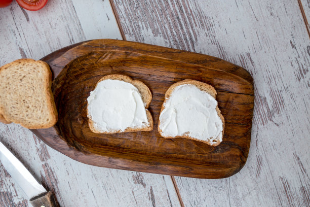 黄油和面包的早餐，在乡村木制背景近距离图片下载